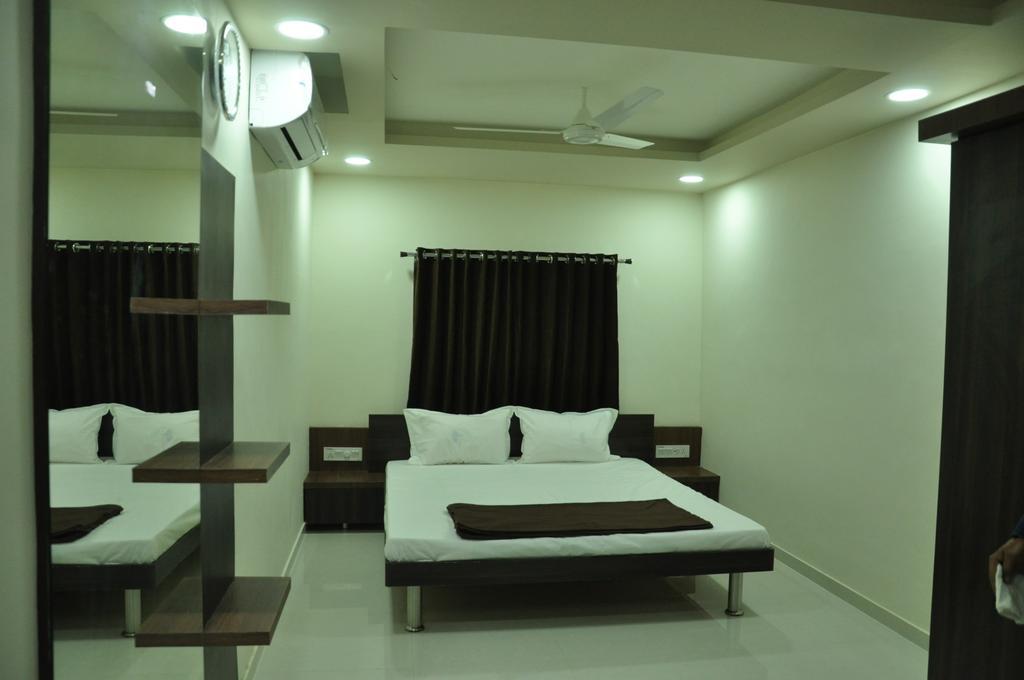 Shivdhara Hotel & Residence Rajkot Quarto foto